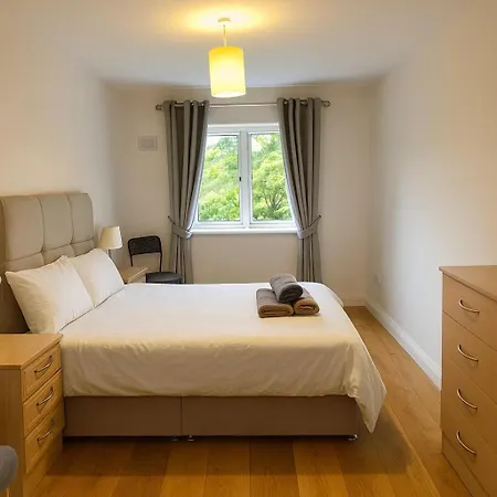 Apartment Gracepark Garden Retreat, Spacious 2br With Balcony & Parking *