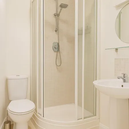 Gracepark Garden Retreat, Spacious 2br With Balcony & Parking * Dublín