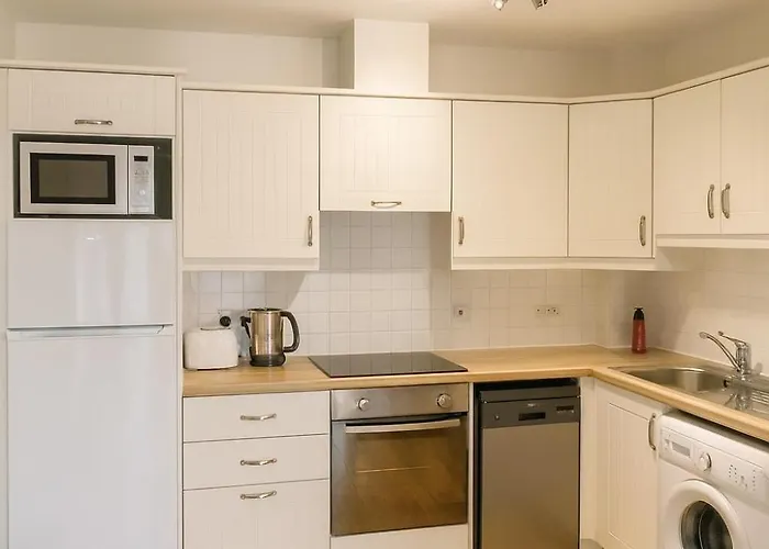 Gracepark Garden Retreat, Spacious 2br With Balcony & Parking 公寓 都柏林