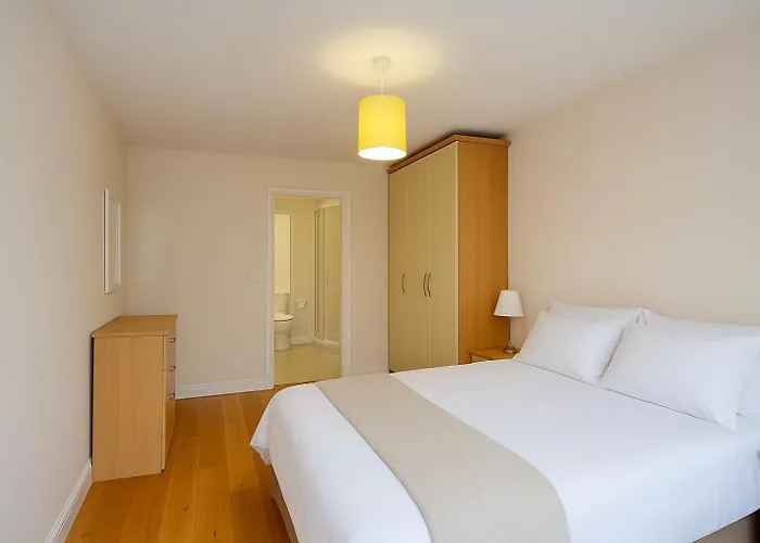 Gracepark Garden Retreat, Spacious 2br With Balcony & Parking アパート