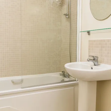 Lägenhet Gracepark Garden Retreat, Spacious 2br With Balcony & Parking